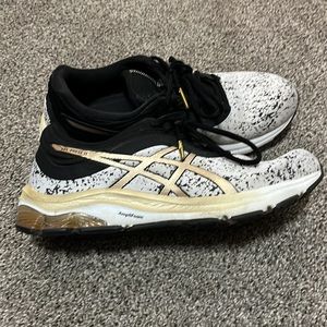 Womens ASICS AmpliFoam excellent cond worn only indoors for a few short weeks